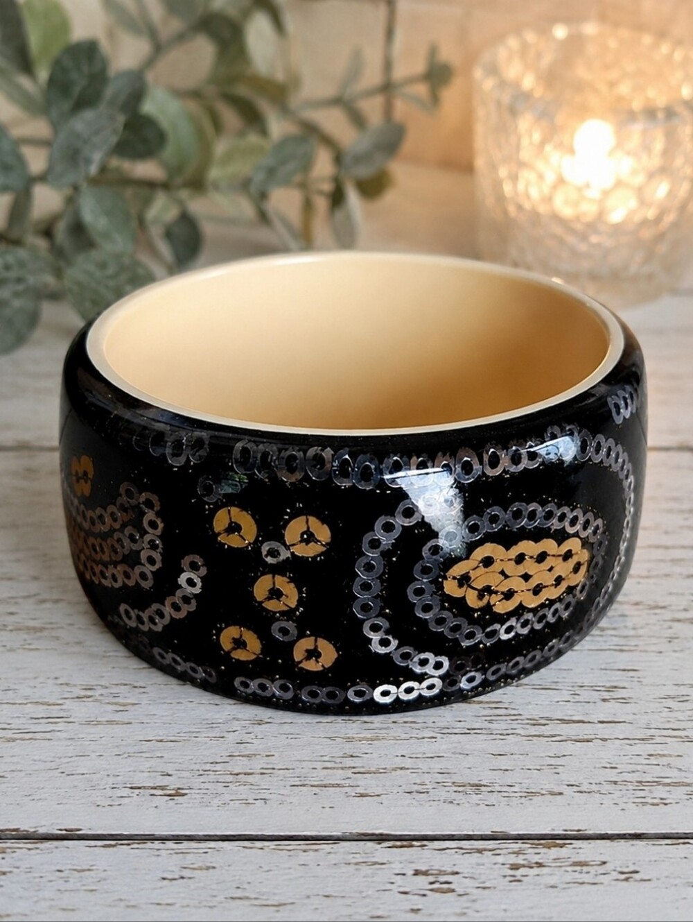 Lucite Encased Paisley Metallic Sequins Black Cream Bangle Bracelet Vintage EUC